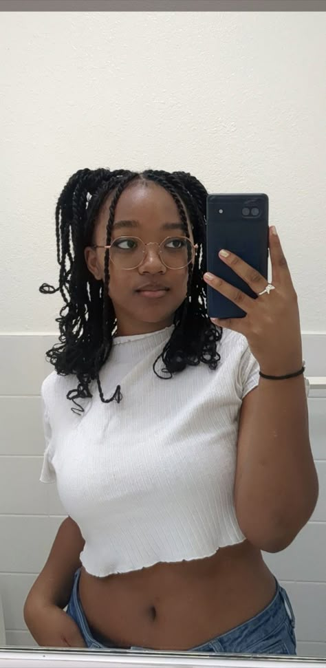 Short Curly End Braids, Short Twist Braids Hairstyles With Curls, Styling Short Braids With Curly Ends, Short Braids Ideas For Black Women, Short Twists With Curls, Short Braids Curly Ends, Short Length Braids, Twist Braids With Curly Ends, Twists With Curls At The End