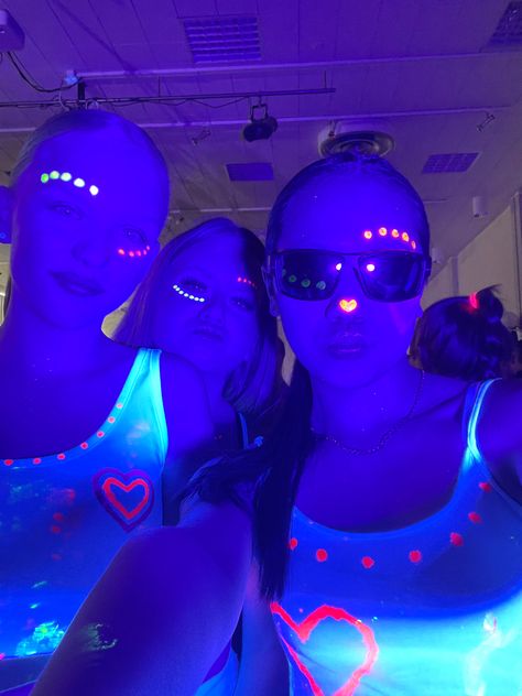 Aesthetic Neon Party, Uv Party Outfit, Glow Outfits Party Neon, Neon Party Outfit Ideas, Black Light Party Outfit, Glow In The Dark Party Outfit, Neon Party Paint, Rave Party T-shirt Paint, Glow In The Dark Party Ideas Outfit