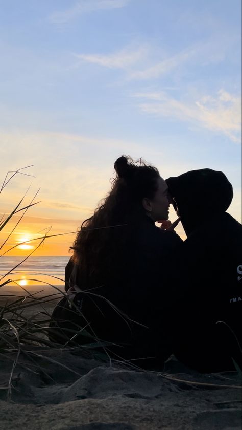 San Francisco, CA #wlw #beach #wlwaesthetic #sunset #privatenotsecret #masc #femme #couple #coupleinspo #couplegoals Masc Couple, Masc Femme Relationship, Masc X Femme Wlw, Wlw Beach, Masc Girlfriend, Wlw Summer, Wlw Pictures, Soft Launch, Boo Thang