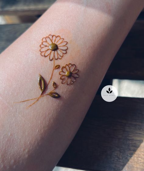 Simple Mehandi Tatoos, Mehndi Designs On Wrist, Henna Tattoo Designs Modern, Simple Mehndi Tattoo Designs, Hena Aesthetic Simple, Mehndi Art Designs Easy, Mehndi Designs For Feet Simple, Mehendi Designs Rose, Simple Henna Designs For Beginners Hand