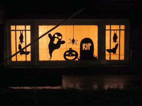 Diy Halloween Window Silhouettes, Diy Halloween Window, Window Decoration Ideas, Halloween Window Display, Halloween Window Silhouettes, Halloween Window Decorations, Adornos Halloween, Halloween Window, Zucca Halloween