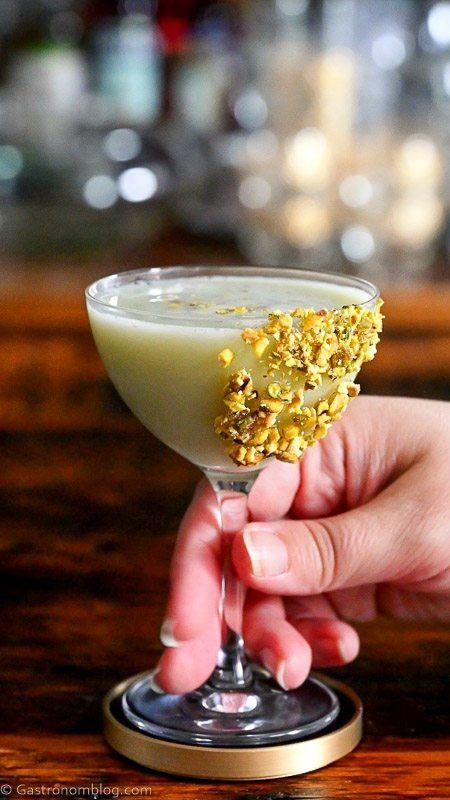 Pistachio Liqueur Drinks, Pistachio Cocktail, Pistachio Martini Recipe, Pistachio Drink, Caramel Martini, Pistachio Syrup, Liqueur Drinks, Pistachio Ice Cream, Pistachio Cream