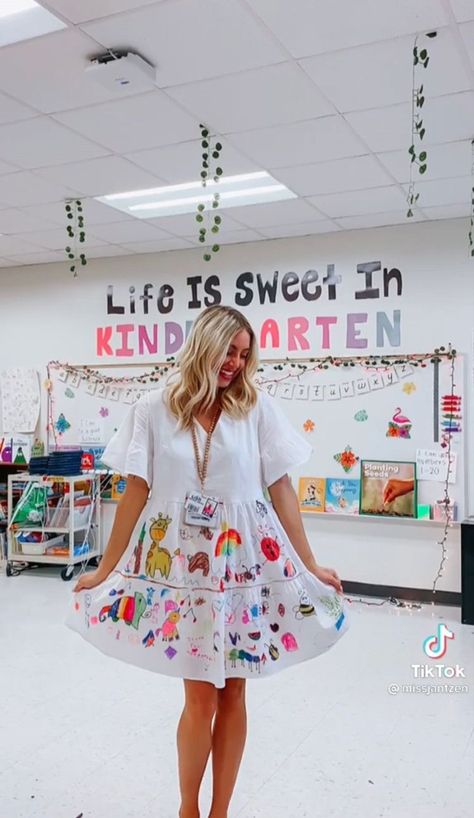 Welcoming Day School, High School Study Hall Room, Kindergarten Teacher Aesthetic With Kids, Teacher Ideas Kindergarten, Small Teacher Bulletin Boards, Teacher Elementary Classroom Ideas, Viewsonic Classroom, Classroom Themes Colorful, Outfits For Kindergarten Teachers