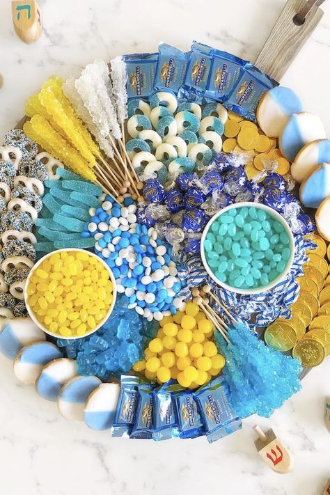 How to Make a Hanukkah Charcuterie Board Hanukkah Desserts, Candy Board, Chanukah Party, Company Christmas Party, Festive Desserts, Charcuterie Inspiration, Color Party, Snack Board, Blue Food