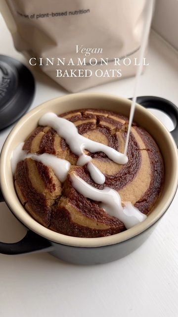 Holly | Baked Oats & Porridge on Instagram: "This cinnamon roll baked oats has to be one of the most delicious baked oats recipes I've ever made! Sweet + cinnamon flavours, basically cake for breakfast! Using @plantogenuk vanilla seed protein High protein and plant based 🌿 Macros: 375kcal | 47.6 C | 11 F | 19.8 P What you need: 50g super fine oats / blended rolled oats 20g vanilla seed protein @plantogenuk 130ml plant based milk (I used pressed coconut water) 1/2tsp baking powder 1/4tsp cinna Healthy Cinnamon Roll Baked Oats, Baked Oats Cinnamon Roll, Cinnamon Baked Oats, Cinnamon Roll Baked Oats, Baked Oats Recipes, Cinnamon Roll Baked Oatmeal, Blended Oats, Oats Porridge, Coconut Baking