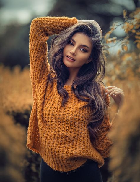 Female Modeling Poses, Autumn Photography Portrait, Female Portrait Poses, Portret Feminin, Woman With Long Hair, Female Posing, Outdoor Portrait Photography, Fall Portraits, Foto Portrait