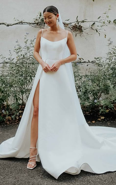 Classic A-Line Wedding Dress with Scoop Neckline and Pockets - Essense of Australia Wedding Dresses Essense Of Australia, Australia Wedding, White Wedding Dress, Classic Wedding Dress, Hollywood Fashion, Wedding Dress Trends, Designer Wedding, Elegant Wedding Dress, Wedding Dress Shopping