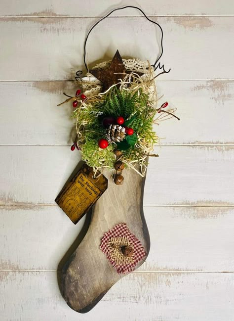 Wooden Stockings Christmas, Primitive Decorating Country Craft Ideas, Wood Christmas Stocking, Wooden Christmas Stocking, Vintage Christmas Diy, Primitive Christmas Crafts, Decor Natal, Primitive Ornaments, Christmas Primitive Crafts