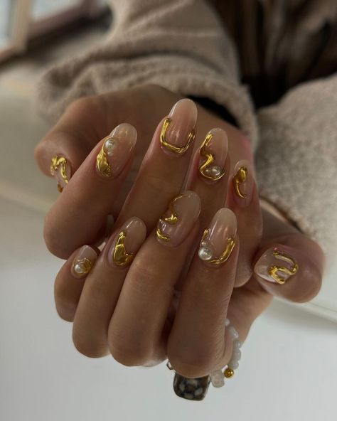 funky 3d gel + gold powder | Instagram Acrylic Nail Designs Gold, Gold 3d Nails, 3 D Nails Designs, Kitsch Nails, Fall Nude Nails, Autumn Manicure, Gold Acrylic Nails, Evil Eye Nails, Golden Nails