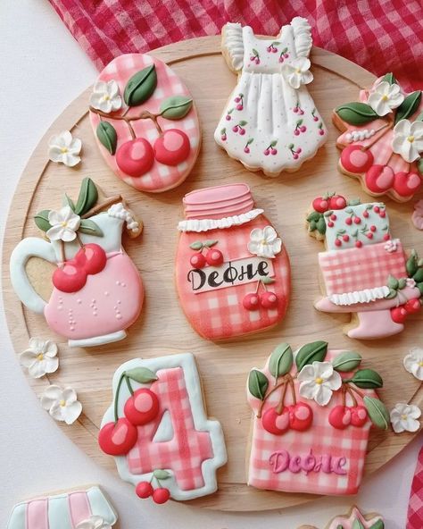 Silvia Mileva (@happy.little.cookie) • Fotky a videa na Instagramu Cherry Cookies Decorated, Cherry Sugar Cookies, Birthday Cookies Decorated, Fruit Sugar Cookies, Cookie Techniques, Pie Decoration, Cherry Tea, Fruit Cookies, Holiday Cookies Christmas