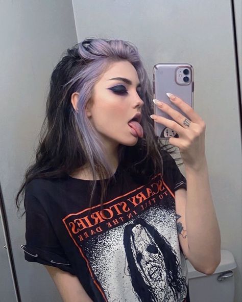 #goth #twotoned #hair #egirl #eboy #highlights #twotonedhair Egirl Hair, E Girl Hair, Drag Make-up, Mode Emo, Mode Punk, Goth Hair, Hair Color Streaks, Dyed Hair Inspiration, Pretty Hair Color