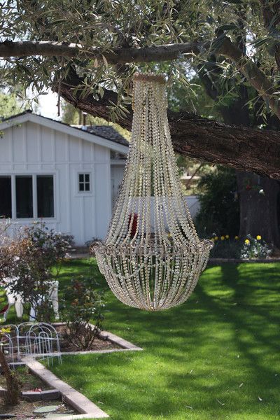 IMG_1542 Awesome chandelier out of metal hanging basket Kattokruunu Diy, Chandelier Rustic, Chandelier Makeover, French Country Chandelier, Chandelier Ideas, Beaded Diy, Cheap Blinds, Country Chandelier, Diy Lampe