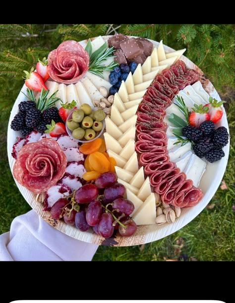 Plate Serving Ideas, Charcuterie Board Round Platter, Oval Charcuterie Board Ideas, Meat Trays Ideas Diy Party Platters, Party Food Platters Ideas, Charcuterie Board Meat And Cheese, Fruit And Cheese Platter, Round Charcuterie Board, Charcuterie Board Meats