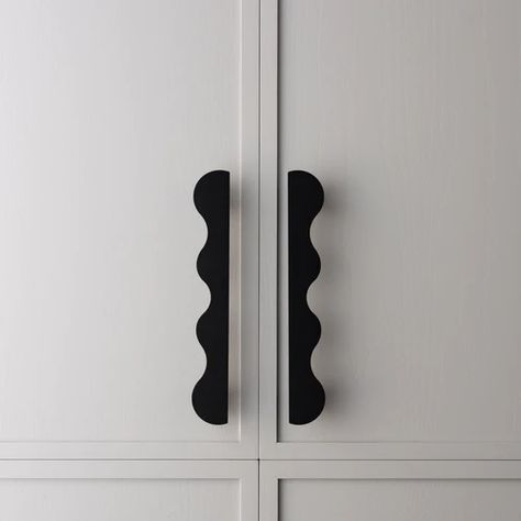 Karu Wave by Lo&Co Unique Kitchen Cabinet Handles, Black Kitchen Knobs, Unique Cabinet Hardware, Folk Studio, Kitchen Handle, Wardrobe Handle, Fuji Film, Cabinetry Hardware, Unique Cabinets