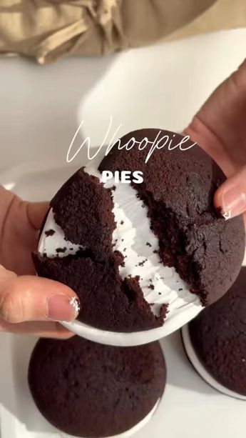 Homemade Whoopie Pies, Cake Recipes Without Milk, Simple Cookie Dough Recipe, Melted Marshmallow, Marshmallow Candy, Orange Breakfast, Famous Desserts, Whoopie Pie, Sweet Dishes Recipes