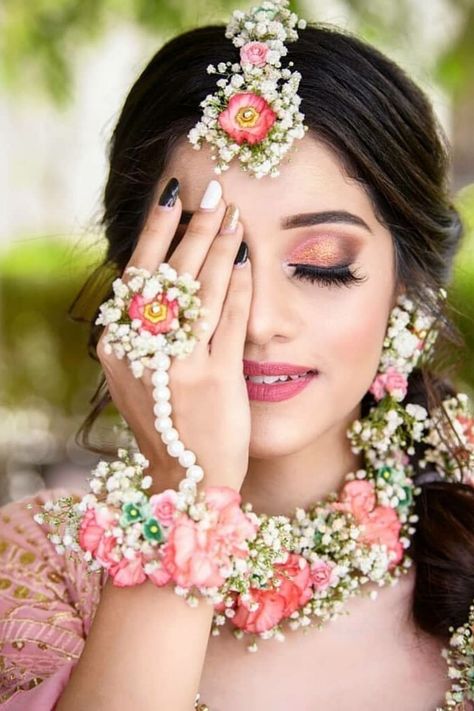 Flower Jewelry Indian, Flower Jewellery For Haldi, Flower Jewellery For Mehndi, Haldi Ceremony Outfit, Fresh Flower Jewelry, Indian Bride Photography Poses, Flower Jewelry Designs, Wedding Flower Jewelry, Flower Garland Wedding