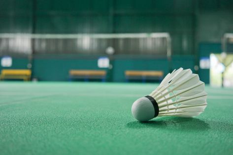 Ball badminton is in the playing area. P... | Premium Photo #Freepik #photo #green #sport #fitness #health Badminton Court Aesthetic, Shuttle Badminton, Badminton Wallpaper, Badminton Pictures, Badminton Art, Ball Badminton, Badminton Logo, Badminton Team, Badminton Photos