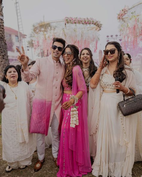 Couple Outfits For Haldi Ceremony, Groom And Bride Matching Outfit, Haldi Outfit For Couple Indian, Wedding Outfit For Bride And Groom, Haldi Dress For Bride And Groom, Pink Matching Couple Outfits, Latest Haldi Outfit For Bride And Groom, Haldi Family Outfits, Bride Groom Sangeet Outfit