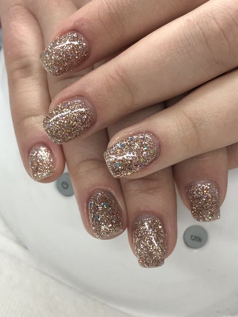 LE Champagne Glitter Gel Nails Champagne Short Nails, Short Round Glitter Nails, Golden Gel Nails, Short Gold Glitter Nails, Solid Glitter Nails, Short Nail Gel Manicure, Champagne Glitter Nails, Short Nail Gel, Gold Glittery Nails