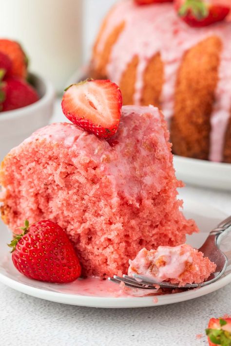 Strawberry Bundt Cake From Scratch, Strawberry Cream Bundt Cake, Homemade Strawberry Cake Recipe, Strawberry Bunt Cakes Recipes, Pink Bundt Cake, Strawberry Bundt Cake Recipes Easy, Fresh Strawberry Bundt Cake, Strawberry Bundt Cake With Box Cake, Strawberry Honeybun Cake