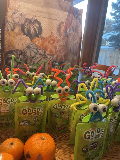 Alien apple sauces - healthy Halloween treats!! Apple sauce pouch, googly eye rings and pipe cleaners then twist away!!!! Apple Sauce Pouch, Applesauce Pouches, Halloween Apples, Healthy Halloween Treats, Eye Rings, Holiday Goodies, Healthy Halloween, Apple Sauce, Pipe Cleaners