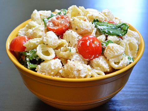 This Is the Top Pasta Salad Recipe, According to Pinterest — On Trend Roasted Garlic Pasta Salad, Garlic Pasta Salad, Roasted Garlic Pasta, Resep Pasta, Sides Dishes, Resep Salad, Best Pasta Salad, Pasta Shells, Salad Pasta