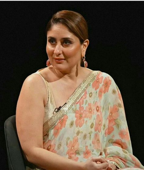 Kareena kapoor Indian acter stylish acter Indian film acter Kareena Kapoor Hairstyles, Kareena Kapoor Photos, Kareena Kapoor Pics, Bridal Hair Buns, Kareena Kapoor Khan, Kareena Kapoor, Bollywood Girls, Indian Actress Hot Pics, Bollywood Saree