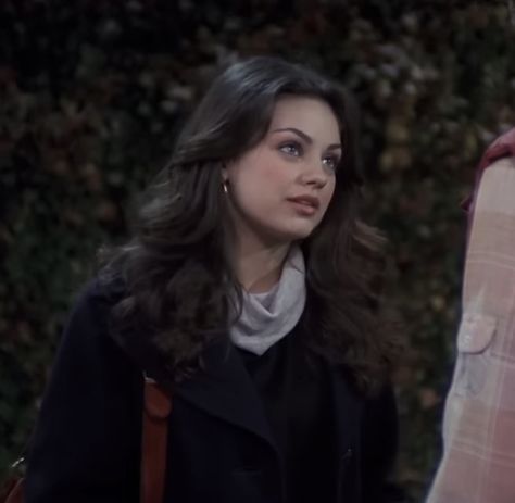 Jackie Burkhart Outfits, Jackie That 70s Show, Mila Kunis Hair, Mila Kunis Style, Jackie Burkhart, Honey Brown Hair, 70s Show, Brown Hair Brown Eyes, Mila Kunis