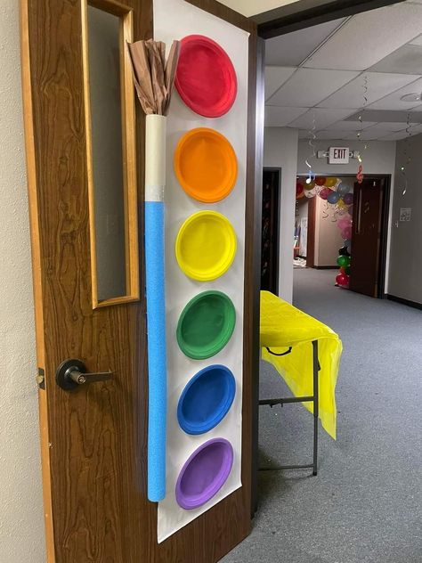 Art Area Decoration Preschool, Classroom Table Decor, Class Storage Room Organization, Preschool Art Gallery, Art Classroom Design, Art Room Organization, Art Party Decorations, Classe D'art, Painting Birthday Party