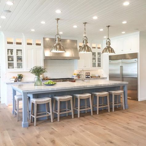 A long kitchen island like this one is a great idea if you're looking for kitchen ideas or kitchen remodel tips that allow you to better entertain! With five seats down the side and a seat on each end, this island offers plenty of extra seating. House Big, Kitchen Island Decor, Large Kitchen Island, Modern Kitchen Island, Kitchen Island With Seating, Diy Kitchen Island, Kitchen Corner, Island With Seating, Design Apartment