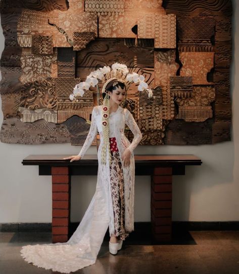 Nikah Adat Jawa, Kebaya Outfit, Dress Pengantin, Jaket Parasut, Muslim Wedding Photos, Indonesia Traditional, Javanese Wedding, Kebaya Wedding, Kebaya Modern Dress