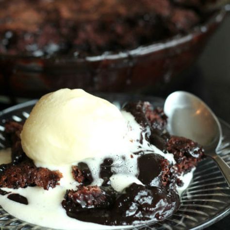 The batter bakes into a brown-sugar topped, brownie-like crust with a thick sauce underneath. If that doesn't sound like heaven in a bowl, what does? Old Country Buffet, Hot Fudge Sundae Cake, Sundae Cake, Hot Fudge Sundae, Hot Fudge Cake, Fudgy Cake, Fudge Sundae, Incredible Cakes, The Recipe Rebel