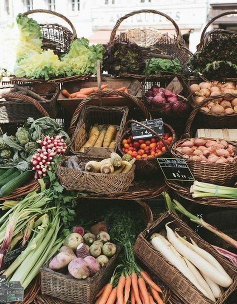 Aesthetic Farmers Market, Farmers Market Display, Vegetable Market, Straw Baskets, Produce Stand, Market Displays, Farm Market, Local Farmers Market, Bountiful Harvest