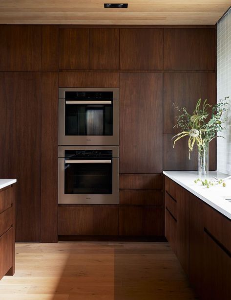 Contemporary Wood Kitchen Cabinets, Walnut Cabinets Black Countertops, Dark Walnut Kitchen Cabinets Modern, Walnut Flat Panel Kitchen Cabinets, Dark Walnut Cabinets Kitchen, Modern Dark Wood Kitchen, Walnut Wood Interior Design, Walnut Kitchen Cabinets Modern, Dark Brown Wood Kitchen