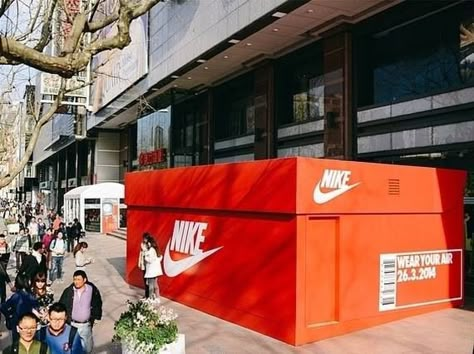 Nike Pop Up Store, Big Shoe Box, Giant Shoe Box, Brand Pop, Air Max Day, Window Display Design, Street Marketing, Sneaker Art, Guerilla Marketing