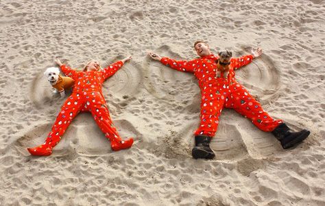 California Christmas card on the beach! Onesies on the sand! Sand angels! Christmas Pajama Beach Pictures, Funny Beach Christmas Photos, Florida Christmas Card Photo Ideas, Christmas Pictures At The Beach, Florida Christmas Pictures, Christmas Card Beach Photo Ideas, Christmas Beach Family Photos Outfits, Christmas Beach Photoshoot Couple, Beach Christmas Card Ideas