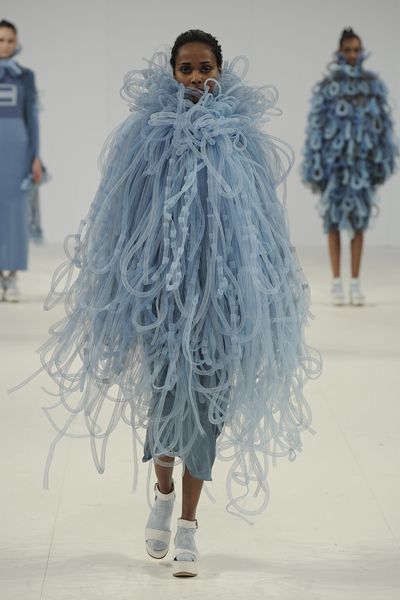 Beeeuuh!! Extreme Fashion, Sculptural Fashion, Graduation Style, Weird Fashion, Knitwear Fashion, Knitwear Design, Looks Style, Mode Inspiration, Fashion Details