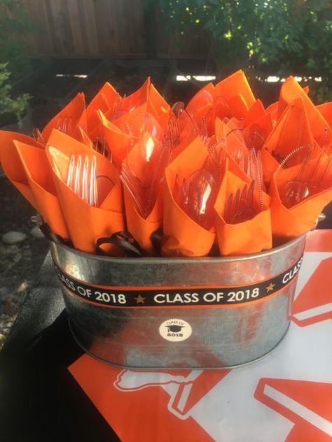 Graduation Party Decoration Ideas, High School Graduation Party Decorations, Outdoor Graduation Parties, Outdoor Graduation, Senior Graduation Party, Party Decoration Ideas, Graduation Party High, Graduation Party Foods, Graduation Open Houses