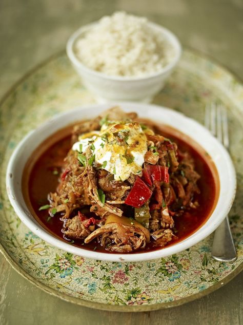 Spicy Pork and Chilli-Pepper Goulash - “Done right like this, a pork goulash turns a cheap cut of meat into a melt-in-your-mouth sensation ” (Jamie Oliver) Pork Goulash, Thermogenic Foods, Pork Dinners, Goulash Recipe, Recipe Pork, Pepper Recipes, Grilled Peppers, Goulash Recipes, Sweet Pepper