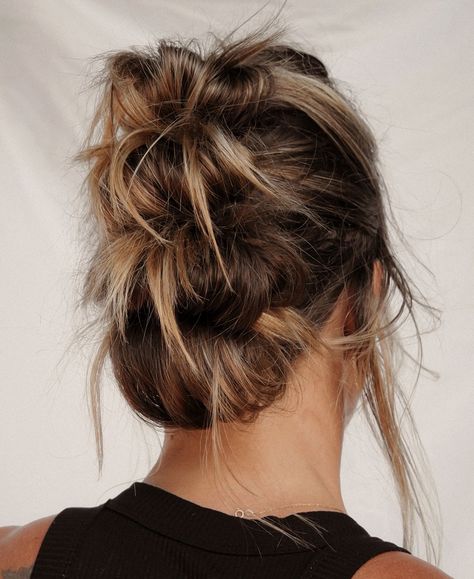 Messy Pinned Up Hair, Messy Twist Updo, Casual Work Updo, Messy Updo For Medium Hair, Messy Up Do, Casual Updos For Medium Hair, Easy Messy Updo, Updos Casual, Goldfish Kiss