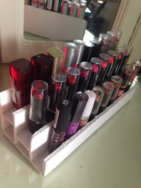 Made this bad boy the other day! 3 layer lipstick holder. Diy Lipstick Organizer, Diy Lipstick Holder, Diy Makeup Organizer, Cosmetics Organizer, How To Make Lipstick, Diy Makeup Vanity, Diy Makeup Storage, Lipstick Organizer, Natural Lip Gloss