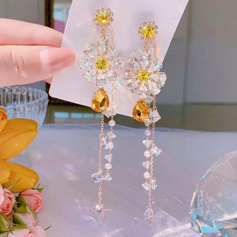 Daisies Earrings, Ponytails Hairstyles, Japanese Earrings, Ethereal Jewelry, Honey Lavender, Dope Jewelry Accessories, Honey Wedding, Pretty Jewelry Necklaces, 파티 드레스