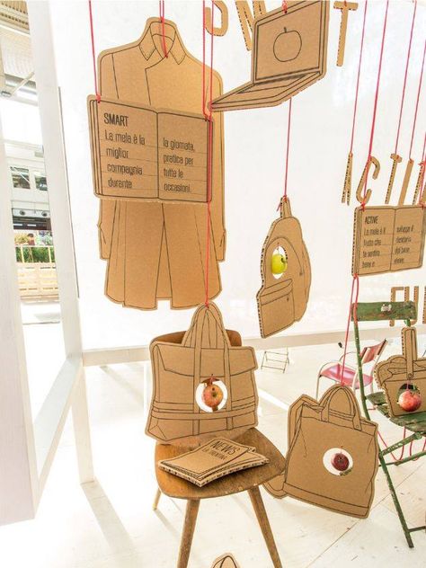 Back To School Display, Back To School Displays, Display Visual Merchandising, معرض فني, School Display, Cardboard Creations, Decoration Vitrine, Visual Merchandising Displays, Store Window Displays