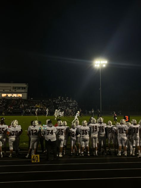 Hs Football Aesthetic, Football Aethstetic, Highschool Football Game Aesthetic, Highschool Football Aesthetic, American Football High School, Football Game Highschool, American Football Aesthetic, Highschool Homecoming, American Highschool