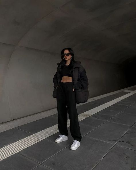 MINIMAL STREETWEAR INSPO on Instagram: "By @xgxxr Follow @minimalstreetwearvn for daily outfit inspiration . . . Tag @minimalstreetwearvn or #streetwearbattlesvn to be featured 📸" Puffer Vest Outfit Street Style, Jordans Brown, Air Force 1 Outfits, Airforce 1 Outfit, Puffer Vest Outfit, Techno Outfit, Minimal Streetwear, Influencer Aesthetic, Outfit Oversize