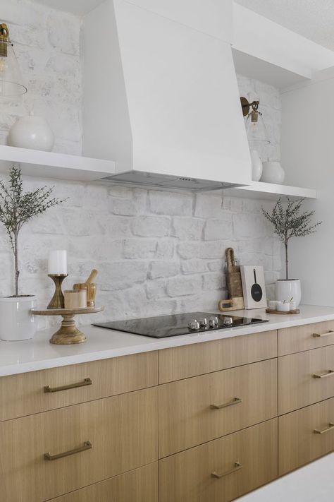 Kitchen With White Stone Backsplash, Mediterranean Stone Backsplash, White Rock Backsplash Kitchen, Real Stone Backsplash Kitchen, White Natural Stone Backsplash, Small Range Wall, Stucco Backsplash Kitchen, White Stone Kitchen Backsplash, Cobblestone Backsplash