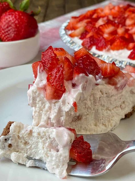 Fork full of the best yogurt pie with whipped topping and yogurt Greek Yogurt Recipes Healthy, Jello Pudding Recipes, Cool Whip Pies, Cream Desserts Recipes, Yogurt Recipes Healthy, Yogurt Pie, Whipped Cream Desserts, Whipped Yogurt, Thick Yogurt