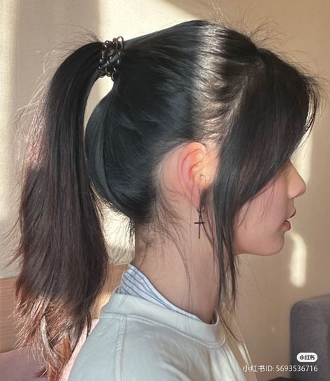 Side Bangs Ponytail, Ponytail Side Bangs, Ponytail With Ribbon, Douyin Hair, Messy Ponytail Hairstyles, Girls Hair Style, Bangs Ponytail, Swept Bangs, Messy Ponytail