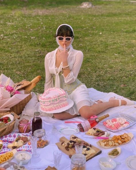 Birthday girl, birthday cake, birthday aesthetics, picnic, birthday picnic, picnic aesthetic, birthday picnic ideas, picnic ideas, french picnic, french girl, french aesthetic, retro, vintage birthday, vintage picnic Editorial Picnic Photoshoot, Tea Party Shoot, Coquette Picnic, Spring Birthday Outfit, Outfit Picnic, Picnic Fashion, Sophisticated Garden, My 25th Birthday, Picnic Photo Shoot