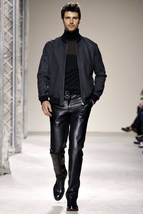 Hermès, Fall 2013 Menswear - I don't usually love leather pants but the outfit as a whole is on point. Men's Closet, Tight Leather Pants, Boss Men, Man In Black, Mens Leather Pants, Men's Belts, Gay Fashion, Hermes Men, Leather Jeans